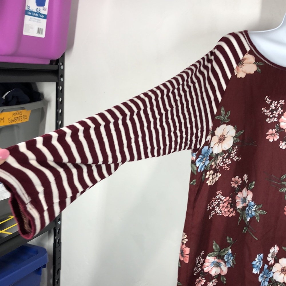 Betsey’s Boutique Shop red floral top size large - Picture 4 of 9